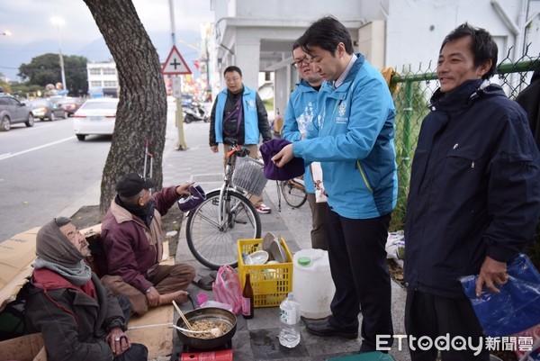 花蓮市長魏嘉賢前往人安基金會與東大門夜市關心街友的生活狀況，市公所準備30條脖圍贈予這些街友，希望他們在寒冬中能感受到市公所帶來的溫暖。（圖／花蓮市公所提供）