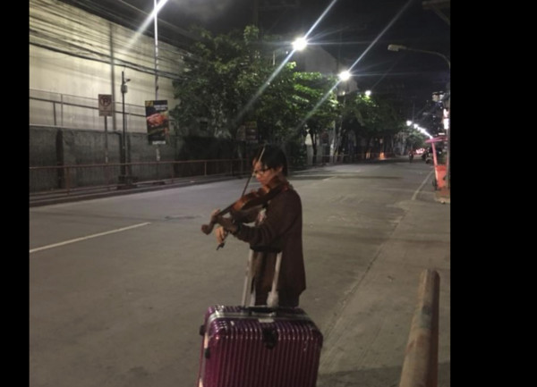 ▲▼台女流落馬尼拉街頭拉小提琴賺盤纏。（圖／翻攝自Shaina Sofia臉書）