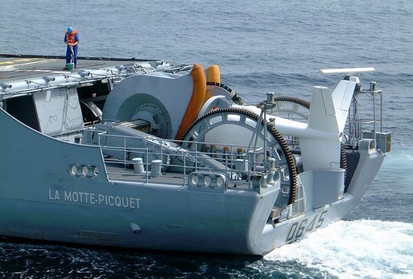 ▲▼法國F70級巡防艦「La Motte-Picquet」裝置在艦尾的DUBV43或DUBV43C可變深度聲納。（圖／維基百科）