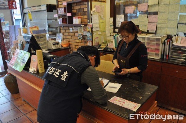 花蓮縣政府除通知業者配合擴大限塑政策外，擴大限塑第一天上路，環保局首波稽查了77家業者，都符合規定，合格率百分之百。（圖／花蓮縣環保局提供）