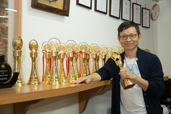 楊錦聰靠著對音樂製作的堅持，讓風潮拿下52座金曲獎，6次入圍葛萊美獎。
