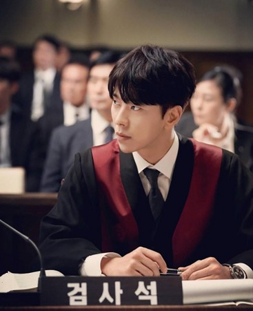尹賢旻首次挑大樑擔任偶像劇男主角，展現正義感十足的暖男形象極為迷人。（CHOCO TV提供）