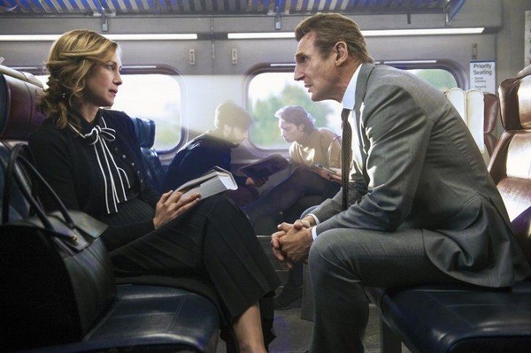 保險公司經理麥可（右）搭乘通勤列車下班途中，遇見了神祕的陌生女乘客喬安娜（左）。（龍祥電影）