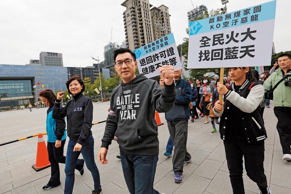 環團去年12月舉辦空汙大遊行，江啟臣全程參與，他批評市府只會公布空氣品質指標值數字不差，卻沒拿出解決之道。