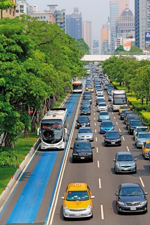 林佳龍上任後廢除BRT，但仍未解決台中市交通問題，江啟臣則提出智慧公車系統搭配市區通勤自行車道，讓民眾出門願意搭公車。（台中市政府提供）
