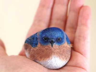 藍色鳥鳥在手裡融化啦♪　仔細一看…唉呀怎麼是石頭