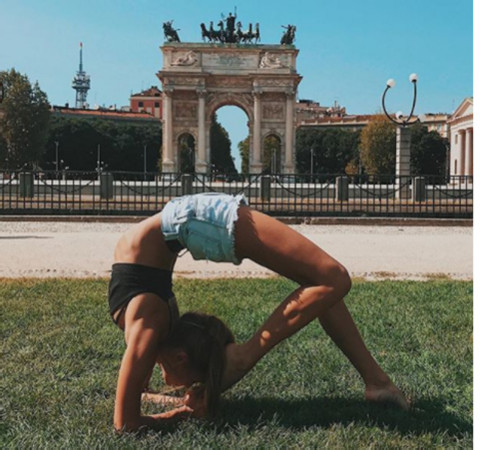 ▲ 俄羅斯女孩泰瑞妮娜在世界各地拍下瑜珈照。（圖／翻攝自泰瑞妮亞instagram）