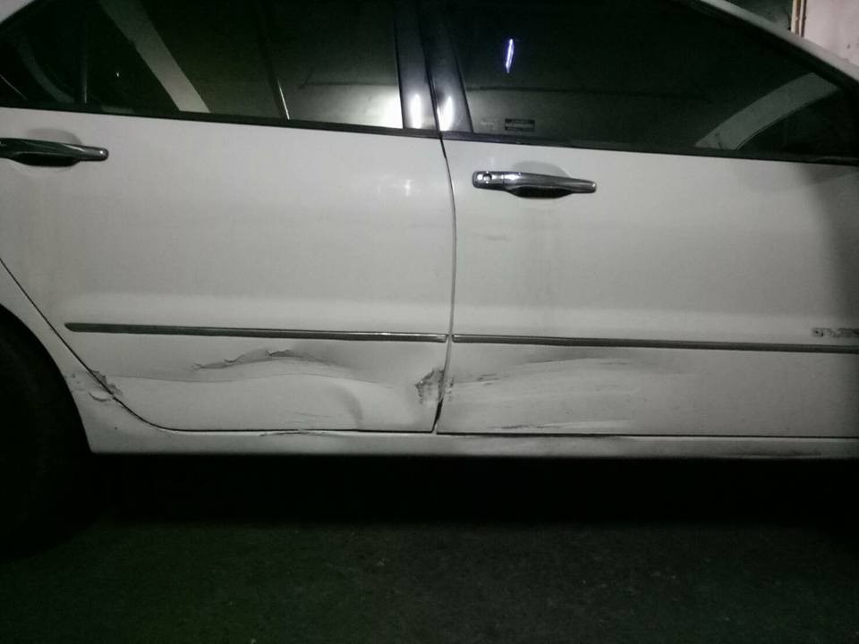 ▲老婆開車出門卻不小心自擦撞,趕緊撒嬌。(圖/翻攝自爆廢公社)