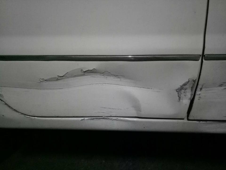 ▲老婆開車出門卻不小心自擦撞,趕緊撒嬌。(圖/翻攝自爆廢公社)