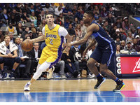 ▲▼20180114湖人對獨行俠,湖人主控「球哥」博爾,Lonzo Ball。（圖／路透社）