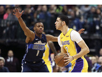 ▲▼20180114湖人對獨行俠,湖人主控「球哥」博爾,Lonzo Ball。（圖／路透社）