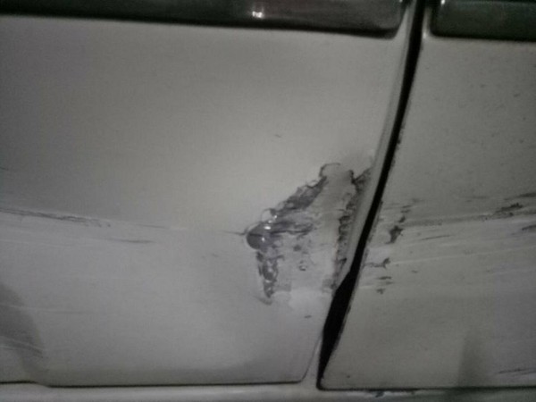 ▲老婆開車出門卻不小心自擦撞,趕緊撒嬌。(圖/翻攝自爆廢公社)