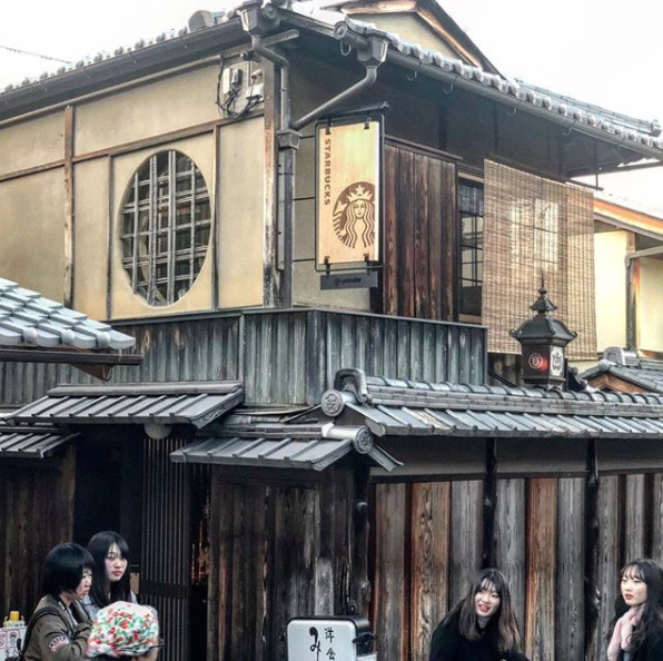 ▲保留著古屋外觀，榻榻米星巴克搖身成為京都熱門景點。（圖／翻攝自@kaychanphotography Instagram）