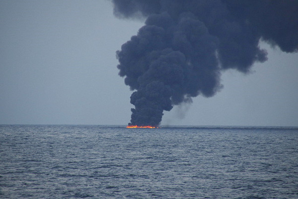▲▼伊朗油輪在中國外海與香港貨船相撞。（圖／路透社）