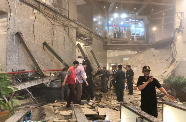 ▲▼印尼證券交易所發生坍塌意外，二樓空中走廊倒塌到一樓星巴克座位。（圖／達志影像／美聯社）