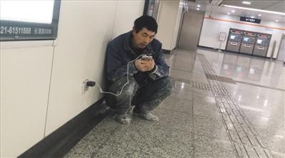 ▲▼想跟家人說話　民工蹲地鐵用WiFi。（圖／翻攝自秒拍）