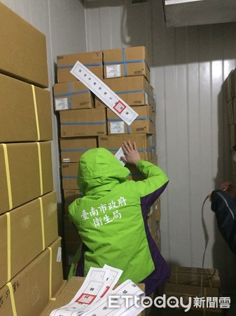 ▲台南市衛生局稽查人員，查獲逾期冷凍食品1614公斤，現場立即封存。（圖／記者林悅翻攝）