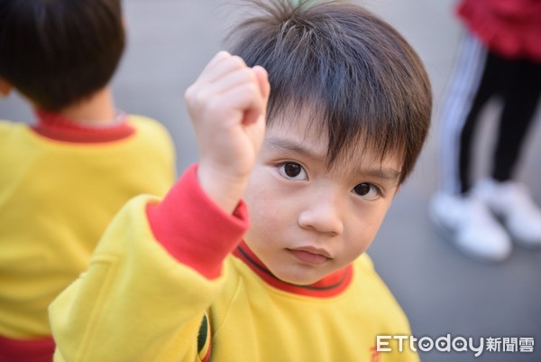 花蓮市立幼兒園小班組舉行成果發表，許多家長都到場與自己的孩子一起同樂，魏嘉賢市長也到場和小朋友互動，並親自幫小朋友蓋上過關的章戳，共同度過一個愉快的下午。（圖／花蓮市公所提供）