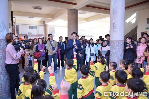 花蓮市立幼兒園小班組舉行成果發表，許多家長都到場與自己的孩子一起同樂，魏嘉賢市長也到場和小朋友互動，並親自幫小朋友蓋上過關的章戳，共同度過一個愉快的下午。（圖／花蓮市公所提供）