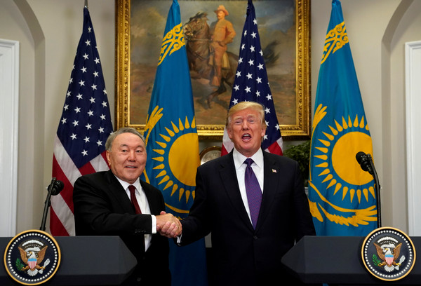 ▲川普與哈薩克總統努爾蘇丹•納扎爾巴耶夫（Nursultan Nazarbayev）。（圖／路透社）