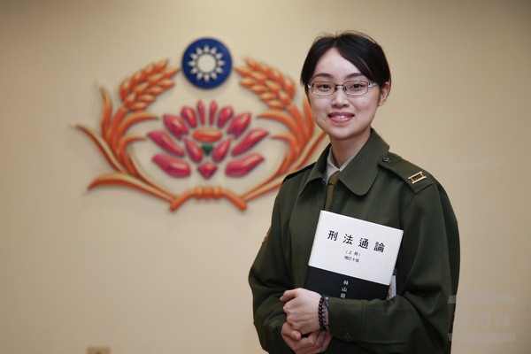 ▲▼憲兵中尉蕭惠予成國軍首位通過司法官考試的女官兵。（圖／軍聞社提供）