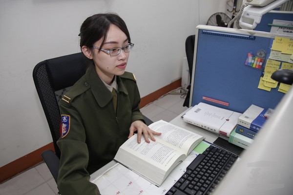 ▲▼憲兵中尉蕭惠予成國軍首位通過司法官考試的女官兵。（圖／軍聞社提供）