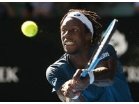 男單第二輪遇上同樣狀不穩的法國選手孟菲爾斯（Gael Monfils）。