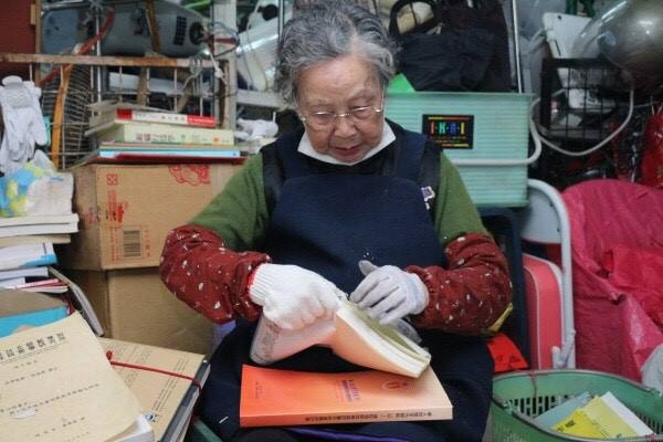 高齡96歲的慈濟志工林王月娥，投入環保志工長達26年，2018年1月17日授證成為慈濟委員。（圖／慈濟提供）