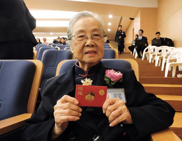 高齡96歲的慈濟志工林王月娥，投入環保志工長達26年，2018年1月17日授證成為慈濟委員。（圖／慈濟提供）