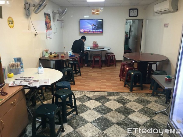 陳姓男子至鵝肉小吃店消費一桌酒菜近790元，店家要結帳時，陳姓男子卻說了一句話：「我沒錢」！小吃店老闆眼見男子賴皮，無法結帳，只好報警處理。（圖／玉里分局提供）