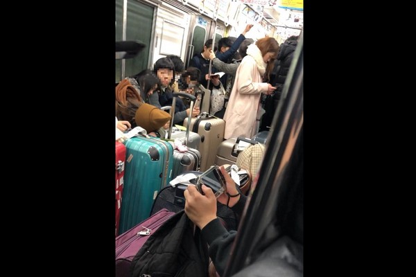 ▲▼10行李箱塞住　被日本電車長廣播！台客竟「哈哈」秒趴裝睡。（圖／翻攝日本打工度假就職專家）