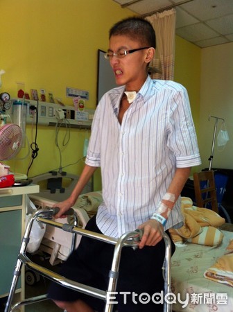 ▲換肺迎新生卻罹癌 24歲「罕病鬥士」寫出220頁勇氣之書。(圖/黃文照提供)