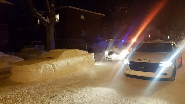 ▲▼ 加拿大男子用雪堆出「時光車DeLorean DMC-12」，引來警察上門「開單」。（圖／翻攝自Facebook／L.S.D Laprise Simon Designs）