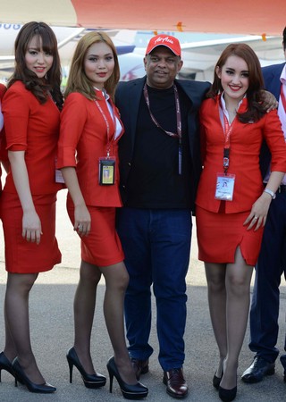 ▲亞航執行長費南德斯（Tony Fernandes）與空姐們合照。（圖／CFP）