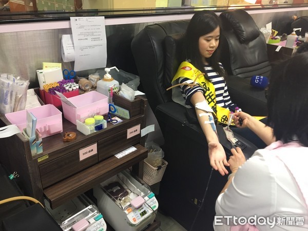 ▲未來護理師「捐血上癮」 每年捐滿1000c.c.不怕痛。(圖/記者嚴云岑攝)