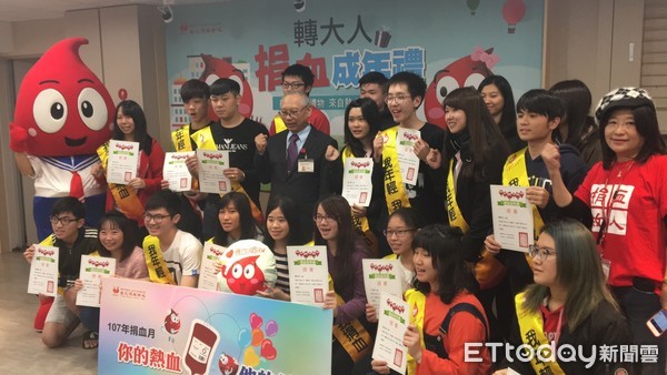 ▲未來護理師「捐血上癮」 每年捐滿1000c.c.不怕痛。(圖/記者嚴云岑攝)