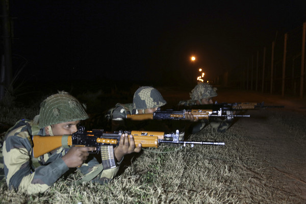 ▲▼印度邊防部隊在印巴邊境守衛。（圖／達志影像／美聯社）