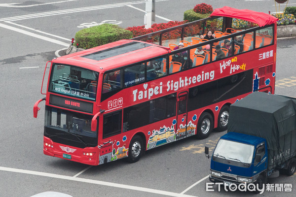 ▲▼臺北市雙層觀光巴士,台北雙層觀光巴士,Taipei Sightseeing,台北觀光,旅客（圖／記者季相儒攝）