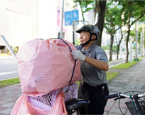 ▲▼江西90歲退伍老兵傅火元沿著信義商圈撿垃圾。（圖／翻攝自慈濟官網）