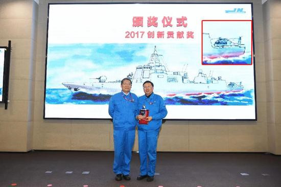 江南造船廠頒獎儀式照片意外洩密，證實055型大型驅逐艦將配裝2架直-20直升機。（圖／翻攝自大陸網站）