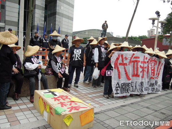 ▲全國關廠工人連線28日至國民黨中央黨部大門前抗議。(圖／資料照)