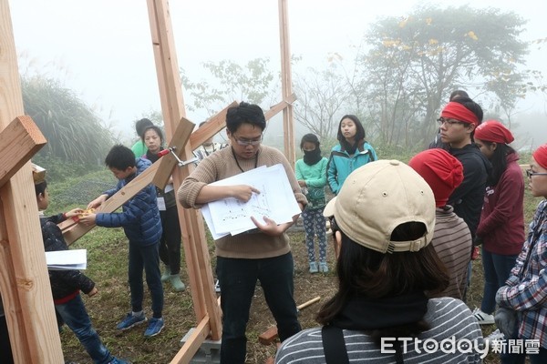 ▲桃園市文化基金會揪了20名桃園在地青年，赴復興區小烏來深山建造田野文化傳習所。（圖／桃園市文化基金會提供）