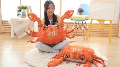 巨大棉花糖螃蟹！　「能抱的火鍋料」陪你窩在沙發過暖冬