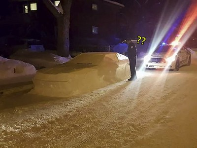 叭叭！加拿大路邊「雪車違停」　警察傻眼..開個假罰單