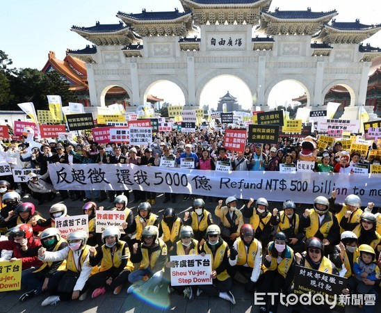 ▲抗議稅暴力！法稅改革聯盟高喊「台灣要二次解嚴。（圖／法稅改革聯盟提供）