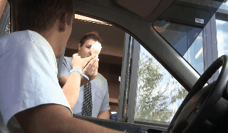開車去得來速「蛋捲冰淇淋鬧場」　屁孩發現麥當勞比漢堡王還硬（翻攝自B.C.&Lowy）