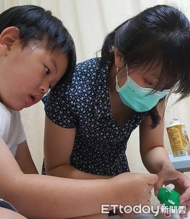 ▲腦癌童成永遠6歲的紅鼻子醫生。(圖/道煌媽媽提供)