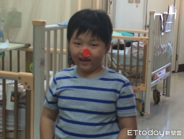 ▲腦癌童成永遠6歲的紅鼻子醫生。(圖/道煌媽媽提供)