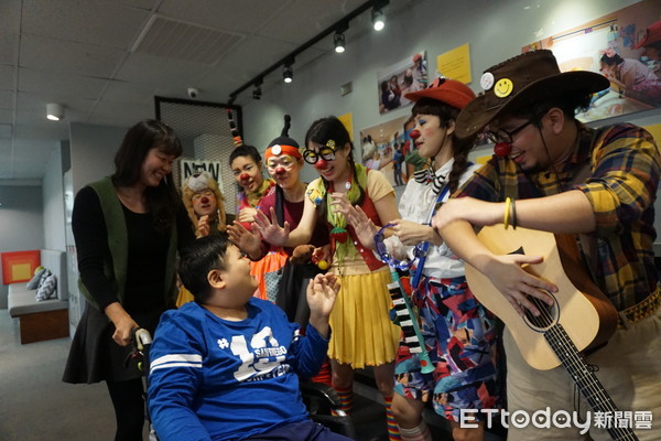 ▲紅鼻子醫生微笑募款認養計畫。(圖/記者嚴云岑攝)