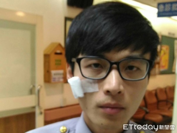 ▲偷竊慣犯拒攔查拖行員警10公尺 不慎自摔骨折哭喊:好痛!。(圖/記者謝侑霖翻攝)